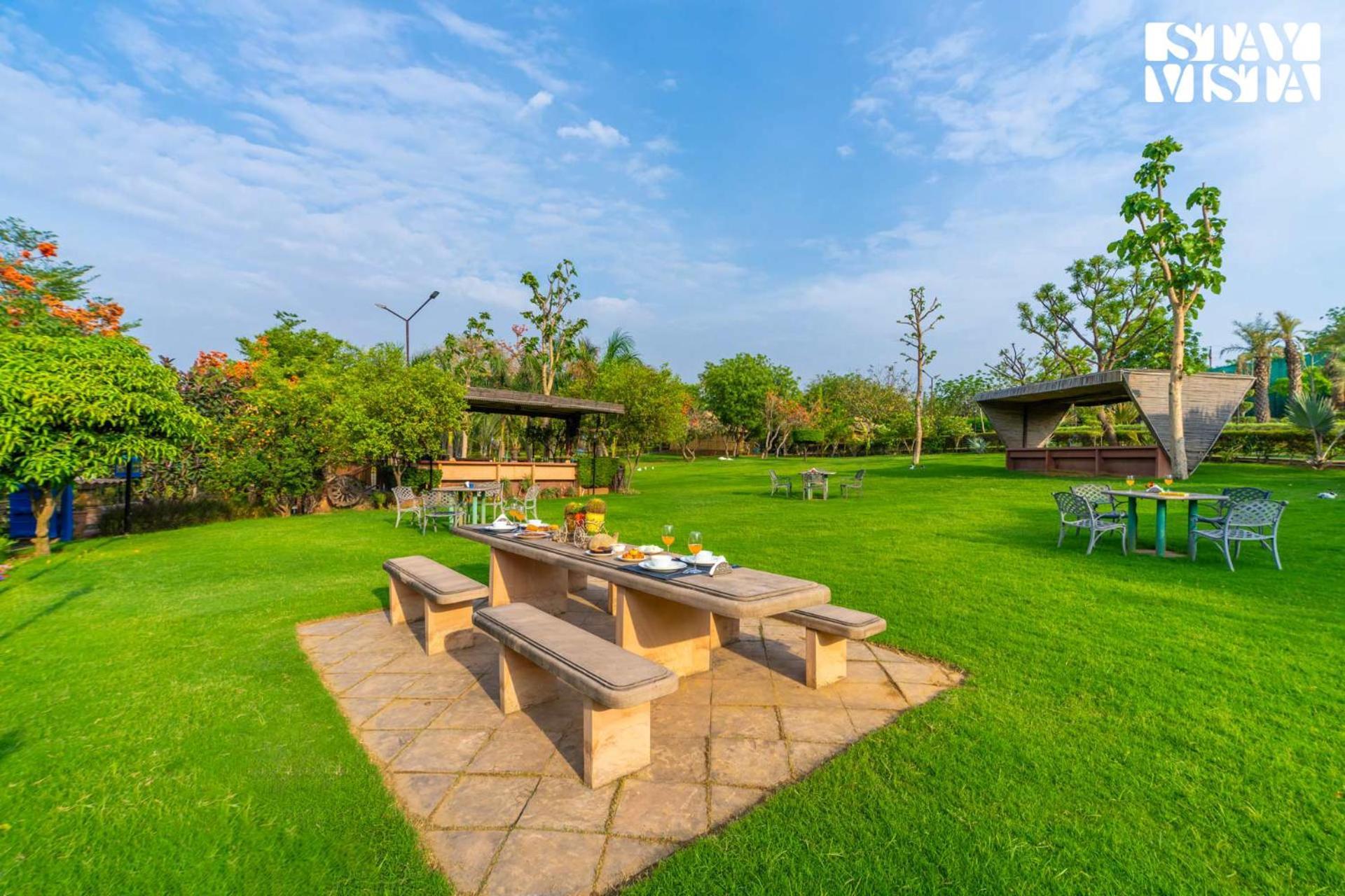 Stayvista At Maple Farms With Pool, Bbq & Bonfire Sohna ภายนอก รูปภาพ